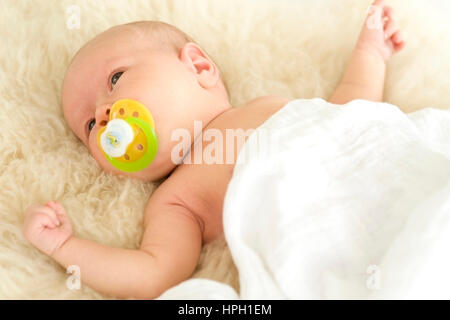 Model released , Baby, 1 Monat, liegt auf Schafsfell - baby in portrait Stock Photo