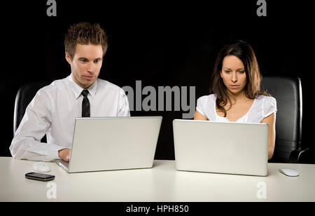 Businesspeople arbeiten an Laptops - business people using laptops, Model released Stock Photo