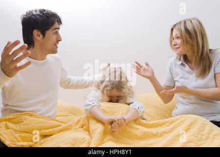 Beziehungskrise zwischen den Eltern, Tochter leidet mit - crisis in a relationship, Model released Stock Photo