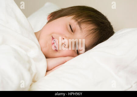 Junge schlaeft im Bett - boy sleeping, Model released