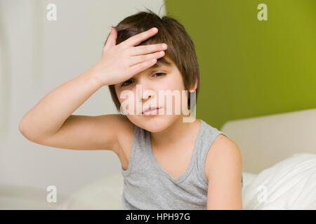 Junge mit Kopfschmerzen - boy with headache, Model released Stock Photo
