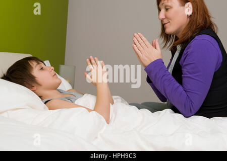 Mutter und Sohn beim Gute-Nacht-Gebet - mother and son praying, Model released Stock Photo