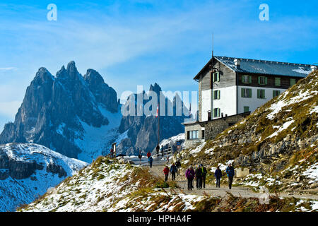 Mountain hut Rifugio Auronzo on the hiking trail of the Three Peaks Circular Walk, Sexten Dolomites, South Tyrol, Italy Stock Photo