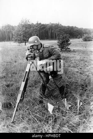 The Nazi propaganda image shows a German Wehrmacht soldier at an aiming circle on the Western Front. Published in October 1940. Fotoarchiv für Zeitgeschichte - NOT FOR WIRE SERVICE - | usage worldwide Stock Photo