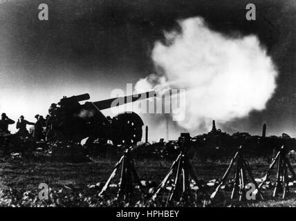 The Nazi propaganda image shows a German Wehrmacht soldier firing a gun on the Western Front. Published in February 1941. A Nazi reporter has written on the reverse of the picture on 14.02.1941, 'When heavy artillery fires... the shot flies out. The high-calibre grenade howls as it hunts down its enemy target.' Fotoarchiv für Zeitgeschichte - NOT FOR WIRE SERVICE - | usage worldwide Stock Photo