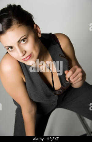 Model released , Junge, attraktive Frau mit Brille in der Hand - young woman with glasses in hand
