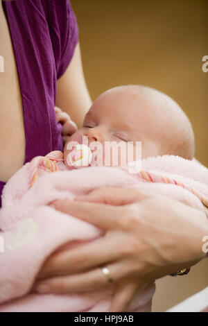 Model released , Mutter mit Baby im Arm - mother with baby Stock Photo