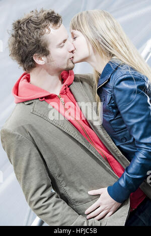 Model released , Junges Paar kuesst sich - young couple kissing Stock Photo
