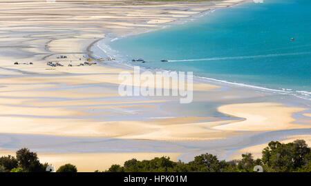 Marahau, Tasman, New Zealand. Panoramic view over Sandy Bay at low tide, water taxi approaching the beach. Stock Photo