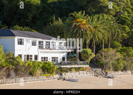 Te Mahia, Marlborough, New Zealand. View across beach at low tide to the exclusive Te Mahia Bay Resort, Kenepuru Sound. Stock Photo