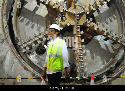 Jakarta, Indonesia. 23rd Feb, 2017. Indonesian President Joko Widodo visits the Mass Rapid Transit (MRT) project site in Jakarta, Indonesia, Feb. 23, 2017. The MRT train service is expected to be operational in March 2019. Credit: Zulkarnain/Xinhua/Alamy Live News