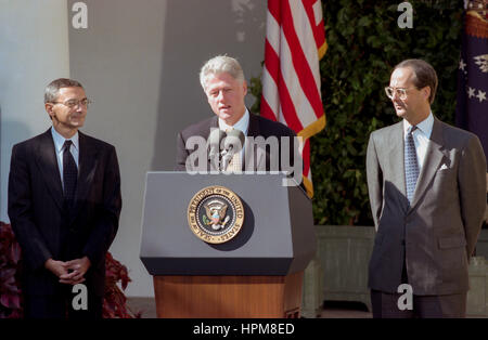 US President Bill Clinton with out-going Chief of Staff Erskine Bowles and incoming chief John Podesta (left) during a Rose Garden ceremony at the White House October 20, 1998 in Washington, DC. Clinton announced John Podesta as the new chief of staff replacing Bowles. Stock Photo