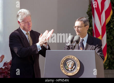 US President Bill Clinton applauds incoming Chief of Staff John Podesta as he delivers remarks during a Rose Garden ceremony at the White House October 20, 1998 in Washington, DC. Clinton announced John Podesta as the new chief of staff replacing Erskine Bowles. Stock Photo