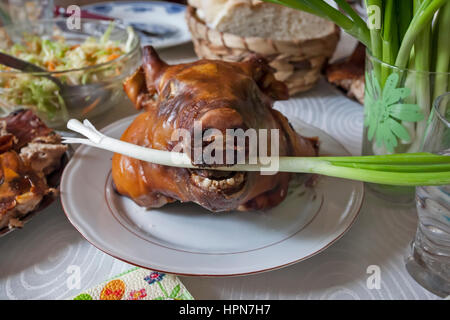 Pigs head on barbique at plate on the table Stock Photo