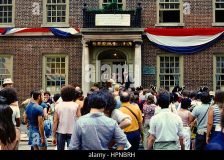 A crowd gathers in front of Fraunces Tavern, a Revolutionary War landmark in New York City, New York, 1975. Stock Photo