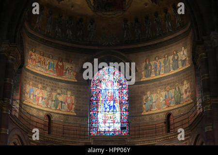 Vitrail. Bénédiction de la Sainte Vierge de Max Ingrad et peintures byeantines. Cathédrale Notre-Dame de Strasbourg. / Our Lady of Strasbourg Cathedra Stock Photo