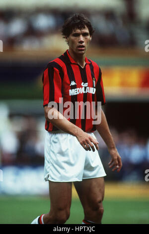 TORE PEDERSEN IFK GOTHENBERG AND MARCO VAN BASTEN AC MILAN Stock Photo -  Alamy