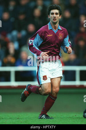 PAUL KITSON WEST HAM UNITED FC 02 January 1998 Stock Photo