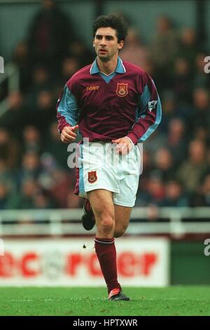 PAUL KITSON WEST HAM UNITED FC 02 January 1998 Stock Photo