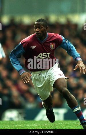 UGO EHIOGU ASTON VILLA FC 03 February 1998 Stock Photo