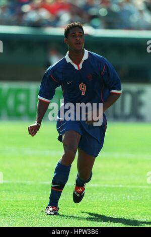 PATRICK KLUIVERT HOLLAND & AC MILAN 09 March 1998 Stock Photo