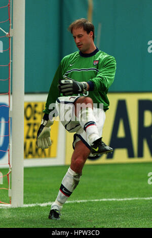 KASEY KELLER USA & LEICESTER CITY FC 12 March 1998 Stock Photo