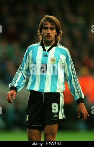 GABRIEL BATISTUTA ARGENTINA & FIORENTINA FC 23 April 1998 Stock Photo
