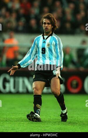 GABRIEL BATISTUTA ARGENTINA & FIORENTINA FC 23 April 1998 Stock Photo