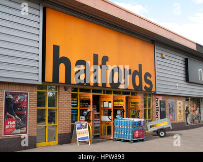 Halfords Group plc store, UK retailer of car parts, car enhancement, camping, touring and bicycles, founded in 1892 Stock Photo