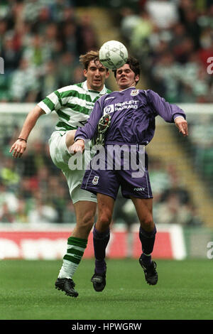 ALAN STUBBS & RORY ALLEN CELTIC V TOTTENHAM HOTSPUR FC 25 July 1998 Stock Photo