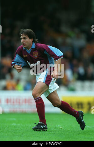 EYAL BERKOVIC WEST HAM UNITED FC 26 July 1998 Stock Photo