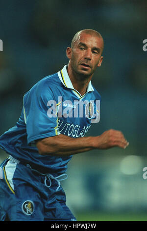 GIANLUCA VIALLI CHELSEA PLAYER-MANAGER 11 August 1998 Stock Photo