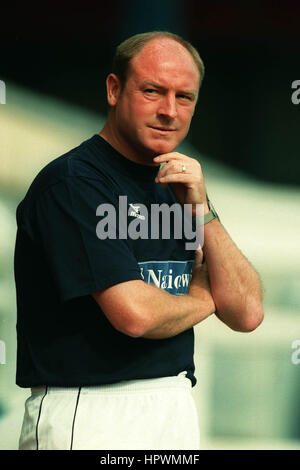 STEVE MCMAHON SWINDON TOWN PLAYER-MANAGER 02 September 1998 Stock Photo