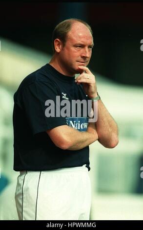 STEVE MCMAHON SWINDON TOWN PLAYER-MANAGER 02 September 1998 Stock Photo