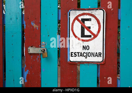 No Parking sign in Spanish, Puerto Rico Stock Photo