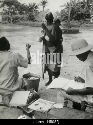 Distributing anti malaria tablets, Liberia Stock Photo