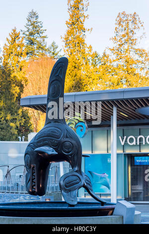 Bill Reid's bronze Orca sculpture “Chief of the Undersea World”  outside the Vancouver Aquarium, Stanley Park, Vancouver, British Columbia, Canada Stock Photo