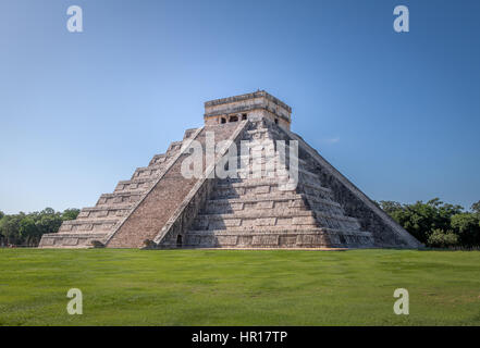 Mayan Temple pyramid of Kukulkan - Chichen Itza, Yucatan, Mexico Stock Photo