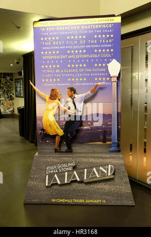 Emma Stone and Ryan Gosling dancing on LA LA Land movie advert Stock Photo