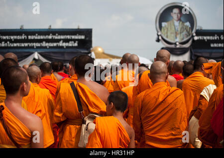 Bangkok, Thailand. 26th Feb, 2017. Buddhist monks stand while they are blocked by Thai police to enter at gate of Dhammakaya temple in Pathum Thani. Credit: Anusak Laowilas/Pacific Press/Alamy Live News Stock Photo