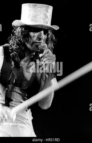 ALICE COOPER or Vincent Damon Furnier American singer and songwriter on stage at Gröna Lund amusement park in Stockholm 1975 Stock Photo