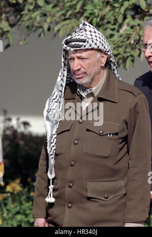 Palestinian leader Yasser Arafat listens as US President Bill Clinton makes a statement prior to the Wye River Summit at the White House October 15, 1998 in Washington, DC. Netanyahu and Arafat are meeting in the US to try and revive the Middle East peace accord. Stock Photo