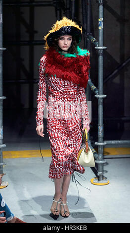 Milan, Italy. 26th February 2017. A model presents a creation for the fashion house Marni during Milan Fashion Week Fall/Winter 2017/2018 on Feb. 26, 2017, in Milan, Italy. Credit: Xinhua/Alamy Live News Stock Photo