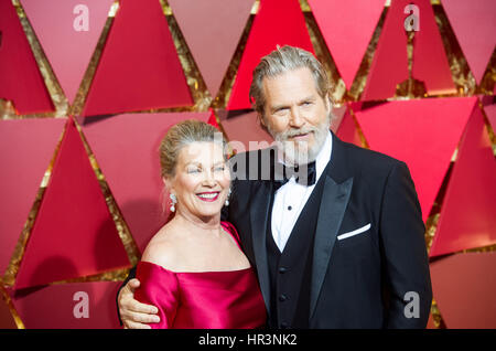 Los Angeles, USA. 26th Feb, 2017. Nominee for Best Supporting Actor 'Hell or High Water' Jeff Bridges(R) arrives for the red carpet of the 89th Academy Awards at the Dolby Theater in Los Angeles, the United States, on Feb. 26, 2017. Credit: Yang Lei/Xinhua/Alamy Live News Stock Photo