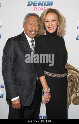 Beverly Hills, California, USA. 26th Feb, 2017. Singers Billy Davis, Jr. and Marilyn McCoo arrive at the 27th Annual 'Night of 100 Stars' Oscars Viewing Gala at the Beverly Hilton Hotel in Beverly Hills, California, USA on February 26th, 2017. Credit: Sheri Determan/Alamy Live News Stock Photo