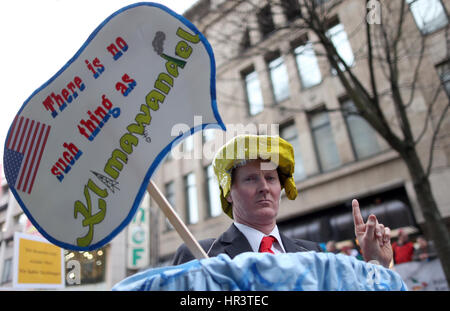 Cologne, Germany. 27th Feb, 2017. A man dressed as US-President Donald Trump participates in the traditional shrove monday carnival parade in Cologne, Germany, 27 February 2017. 'Wenn mer uns Pänz sinn, sin mer vun de Söck' (lit. 'When we see our children, we're swept off our feet') is this year's carnival motto in Cologne. Photo: Rolf Vennenbernd/dpa/Alamy Live News Stock Photo