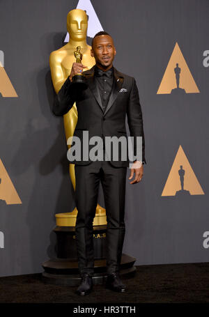 Los Angeles, USA. 26th Feb, 2017. LOS ANGELES, CA. February 26, 2017: Mahersala Ali in the photo room at the 89th Annual Academy Awards at the Dolby Theatre, Los Angeles. Credit: Sarah Stewart/Alamy Live News Stock Photo
