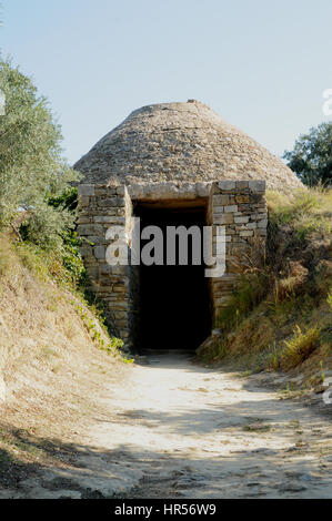 bronze ageEntrance to a tholos tomb near to the Palace of King Nestor in the Greek Peloponnese. Stock Photo