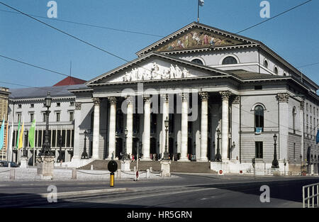 Max-Joseph-Platz und Nationaltheater mit den olympischen Fahnen. The National Theatre on Max-Joseph-Platz in Munich during the Olympic Games in 1972. Stock Photo