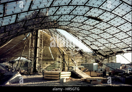 Das Münchner Schwimmstadion während der Bauzeit. The Olympic Park of Munich under construction in 1971. Construction of the Olympic Hall. Stock Photo